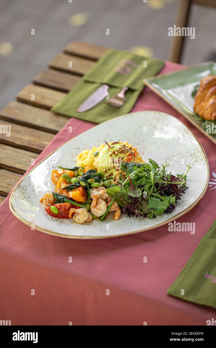 Rührei mit Garnelen und frischem Gemüse Stockfoto