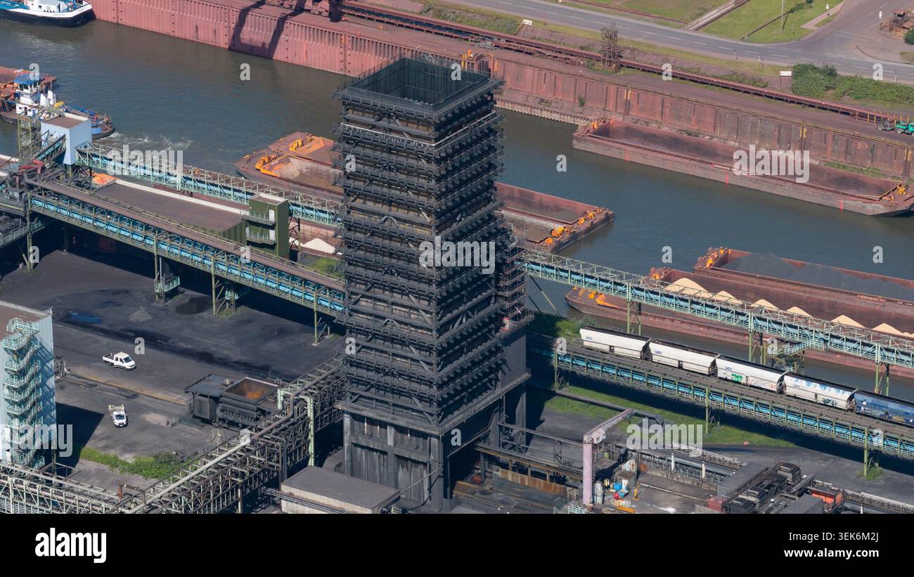 Aus der Vogelperspektive des Kokerei Schwelgern Kokerei mit seinem massiven Turm, Förderanlagen und Frachtkähnen entlang des Industriewassers in Duisb Stockfoto