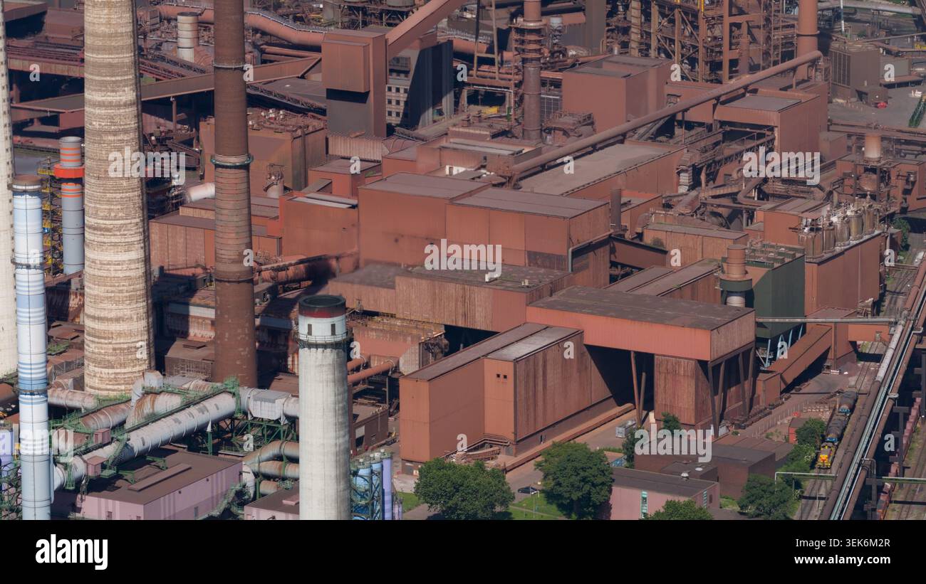 Luftaufnahme des Kokerei Schwelgern KBS thyssenkrupp Steel Werks mit seinen massiven Industriebauten und hohen Schornsteinen in Duisburg, Nordrhein-W Stockfoto