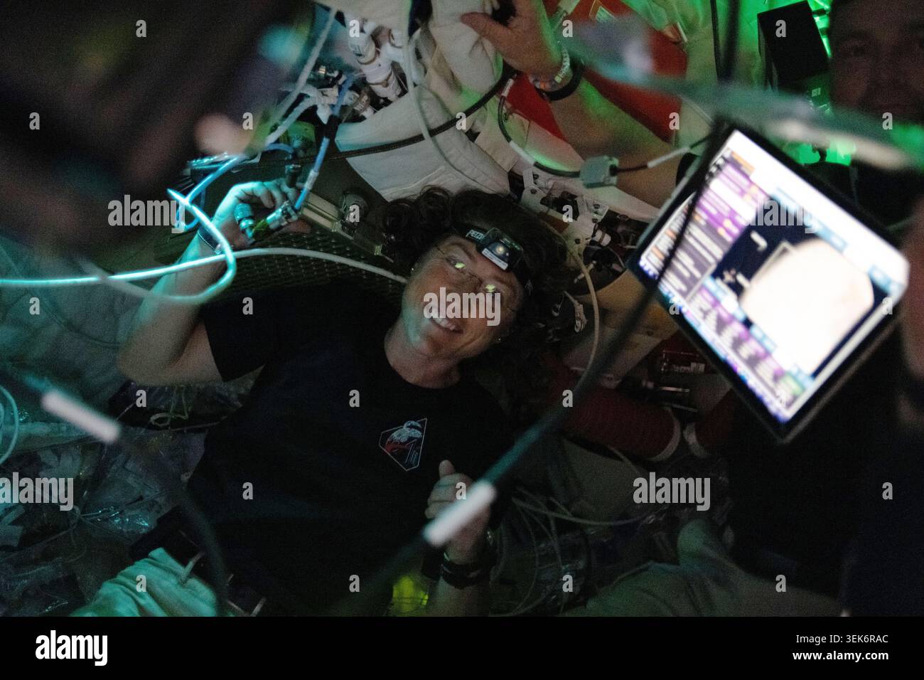 AN BORD der Orion - 6. April 2026 - NASA-Astronautin und Artemis II Mission Specialist Christina Koch, die hier im Orion-Raumschiff während des Artemis II-Mondvorbeiflugs abgebildet wurde. Koch und ihre Crewkollegen verbrachten etwa sieben Stunden abwechselnd an den Orion-Fenstern, um wissenschaftliche Daten zu erfassen und sie mit ihrem Team auf der Erde zu teilen. Bei der nächsten Annäherung kamen sie 4.067 Meilen von der Mondoberfläche entfernt - Foto: Geopix/NASA Stockfoto