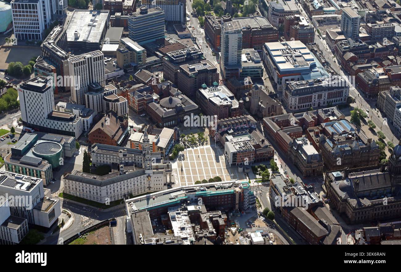 Aus der Vogelperspektive auf die Gegend um und einschließlich Bürgerhalle, Millennium Square & City Museum im Stadtzentrum von Leeds, dieser Blick von Westen nach Osten Stockfoto
