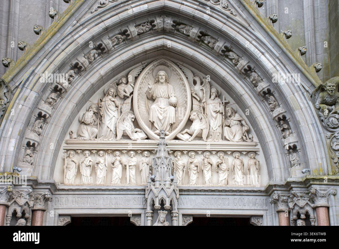 Statuen über dem Westtor der St. Colman's Roman Catholic Cathedral, Cobh (an Cóbh), Co. Cork, Irland. Stockfoto