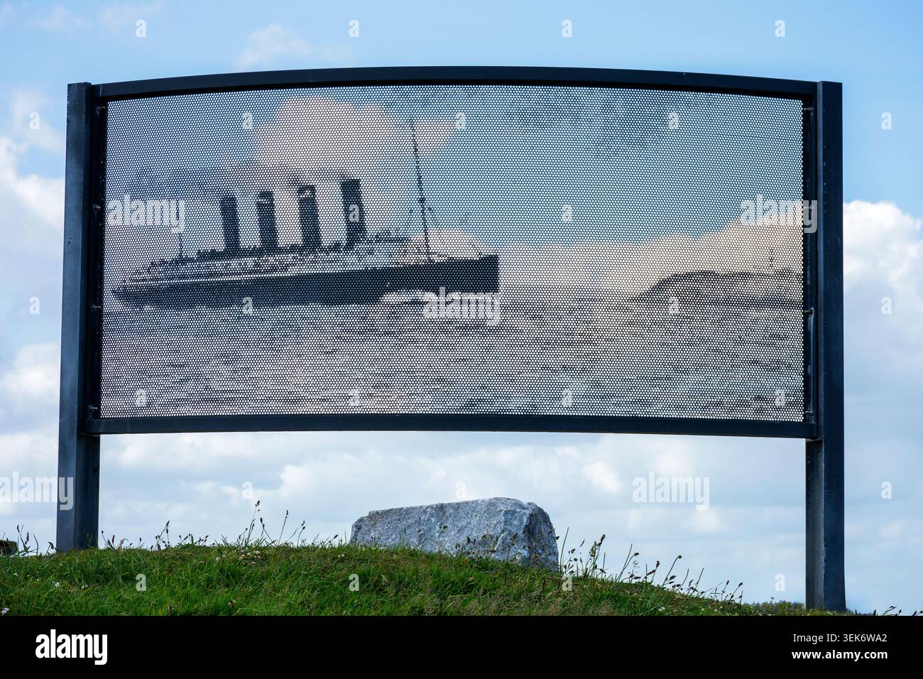 Ein Bild-Perf-Bild des RMS Lusitania aus einem 3 mm Aluminiumblech mit 34.513 Löchern. Am alten Leiter von Kinsale, Co. Cork, Irland. Stockfoto