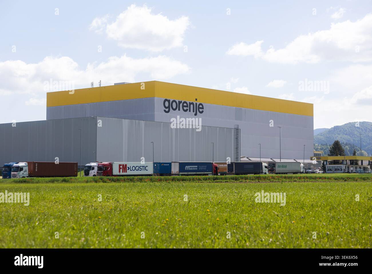 Velenje, Slowenien - 23. Mai 2026: Das Werk Gorenje in Velenje, Slowenien, produziert Haushaltsgeräte und repräsentiert den Industriezweig in der Region Stockfoto