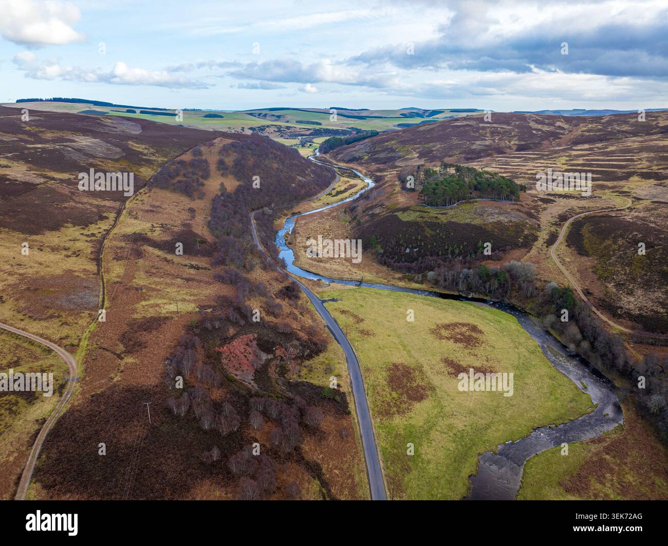 Blick aus der Vogelperspektive auf das Whiteadder Reservoir und den gewundenen Whiteadder Water River, der durch die zerklüfteten Lammermuir Hills in Duns, Schottland, Vereinigtes Königreich fließt Stockfoto