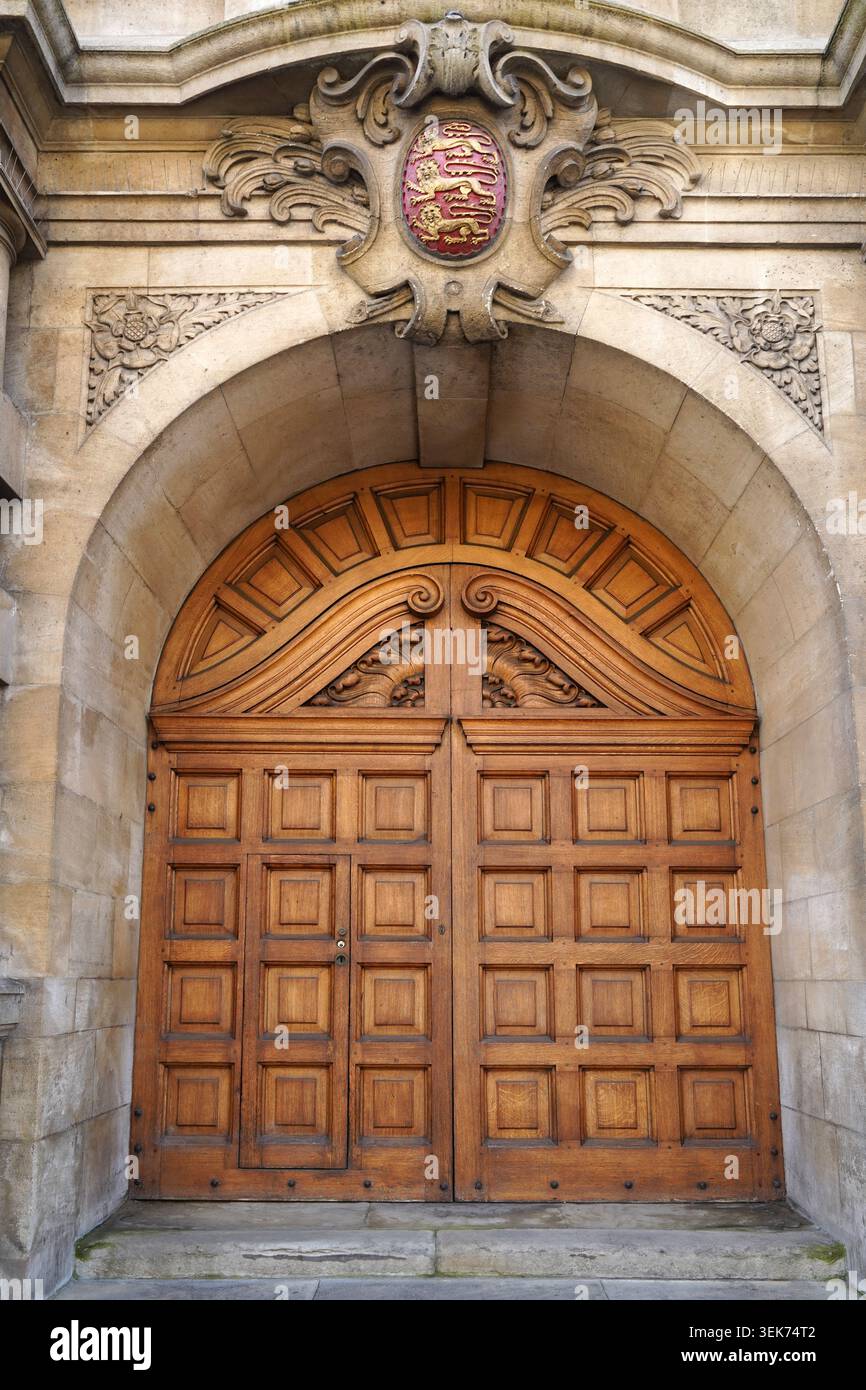 Oxford University, geschnitzte Holztüren des Rhodes Building des Oriel College, Eingang von der High Street Stockfoto