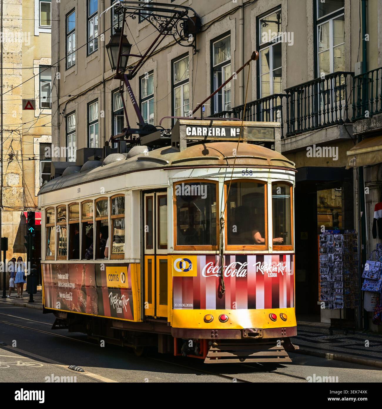 Traditionelle Lissabonner Straßenbahn, die durch das historische Stadtzentrum fährt. Stockfoto
