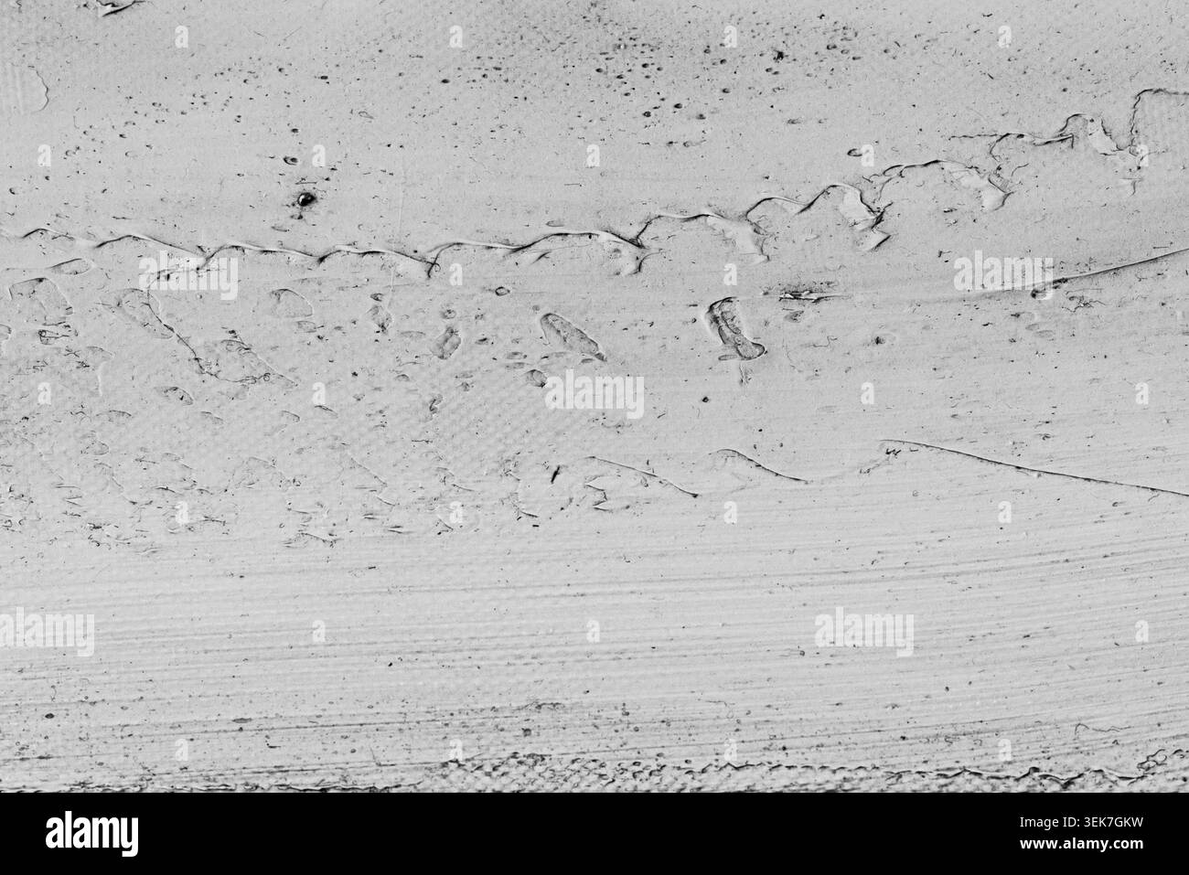 Abstrakte Textur einer grauen Betonwand mit subtilen, rauen und glatten Mustern Stockfoto