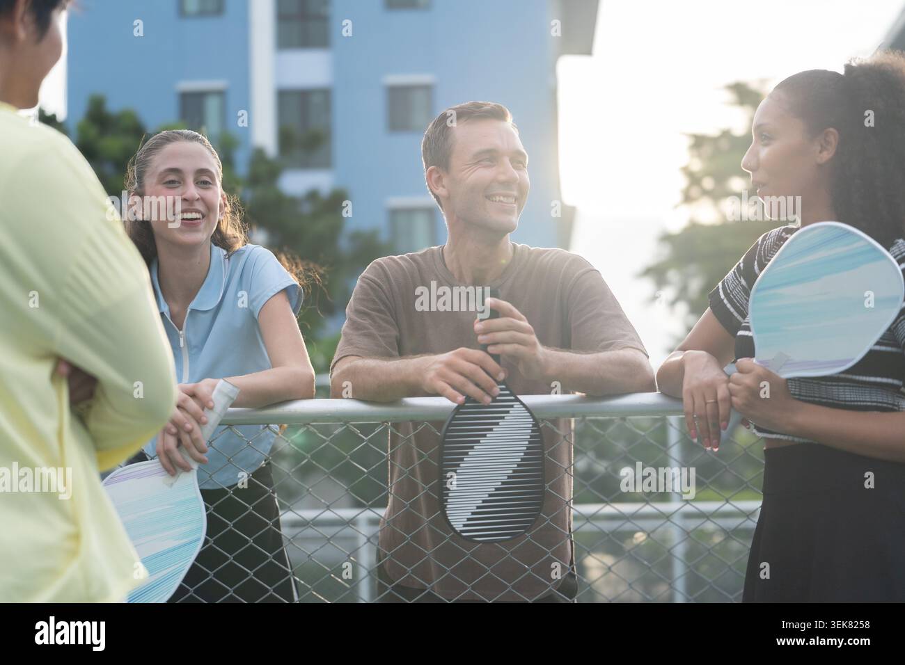 Aktive, vielfältige Leute spielen Pickleball auf dem Outdoor Court Stockfoto