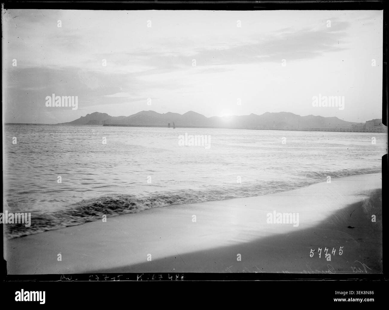 Ein Sonnenuntergang erleuchtet die Küste von Nizza im Jahr 1920. Agence Rol hat die mediterrane Uferpromenade in einem Pressefoto aufgenommen, das die Küstenlandschaft und den Küstencharakter der französischen Riviera während des frühen 20. Jahrhunderts einfängt. Stockfoto