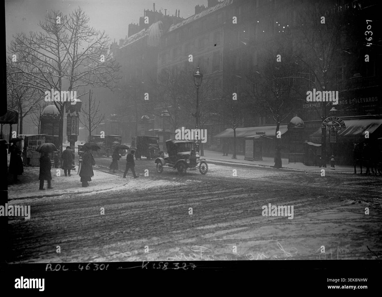 Schnee bedeckt Teile von Paris in einem monochromen Pressefoto, das die Winterbedingungen in der französischen Hauptstadt während des frühen 20. Jahrhunderts dokumentiert. Stockfoto