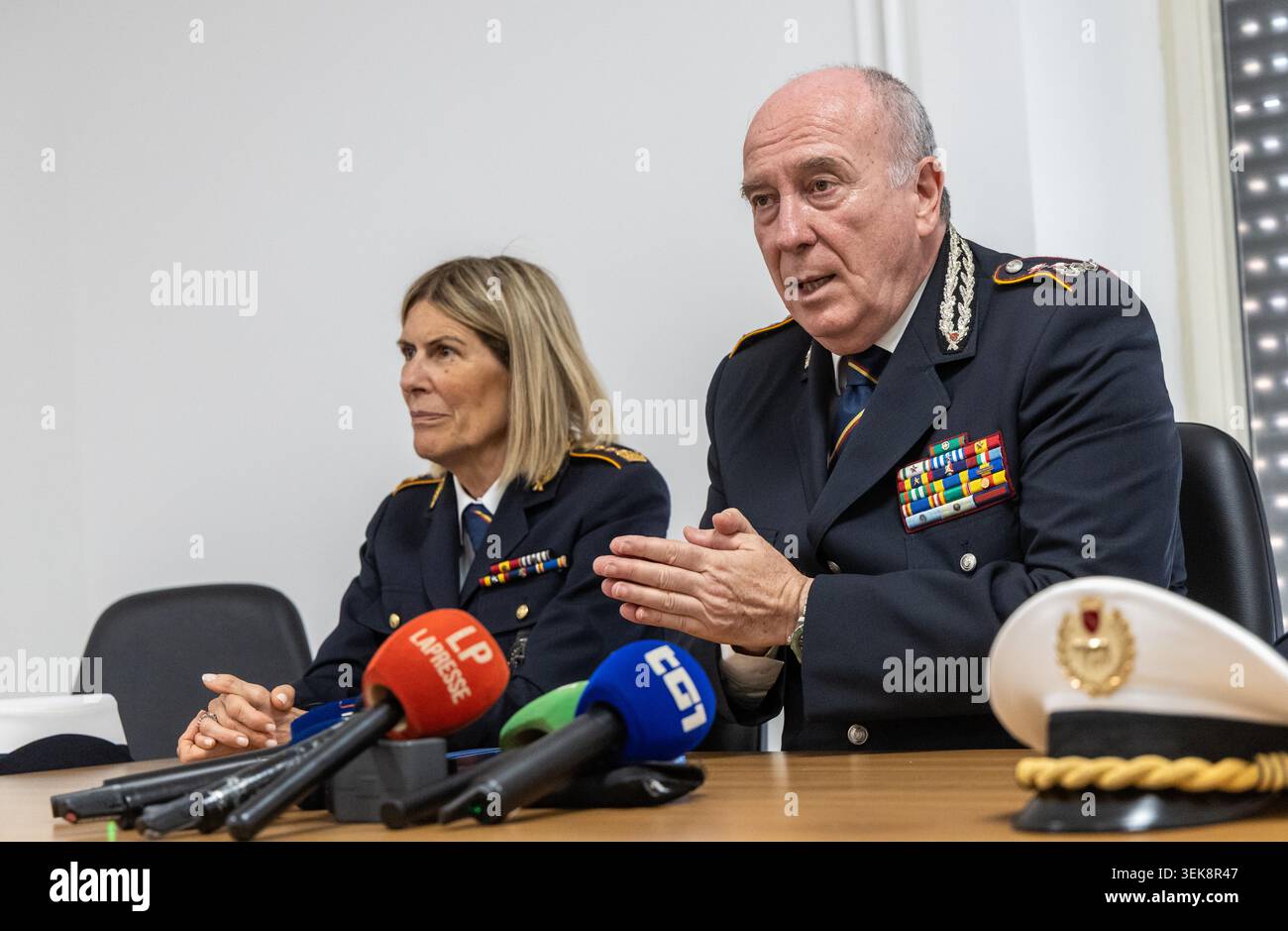 La Vicecomandante Donatella Scafati, il General Mario de Sclavis, comandante generale della Polizia Locale di Roma Capitale in occasione delle dichiarazioni alla stampa sull'incidente verificatosi durante le prove della parata del 2 Giugno. Comando Generale Polizia Locale Roma Capitale A Roma, Lunedì 01Giugno 2026 (Foto Mauro Scrobogna/LaPresse) Stellvertretender Befehlshaber Donatella Scafati, General Mario de Sclavis, General Commander der örtlichen Polizei der Hauptstadt Rom, sprach vor der Presse über den Vorfall, der während der Proben für die Parade am 2. Juni stattfand. Das Oberkommando der römischen Hauptstadt Stockfoto
