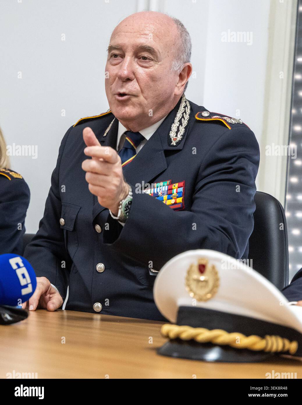 IL General Mario de Sclavis, comandante generale della Polizia Locale di Roma Capitale, in occasione delle dichiarazioni alla stampa sull'incidente verificatosi durante le prove della parata del 2 Giugno. Comando Generale Polizia Locale Roma Capitale a Roma, Lunedì 01Giugno 2026 (Foto Mauro Scrobogna/LaPresse) General Mario de Sclavis, Kommandeur der örtlichen Polizei der Hauptstadt Rom, spricht vor der Presse über den Vorfall, der während der Proben für die Parade am 2. Juni stattfand. Generalkommando der örtlichen Polizei der Hauptstadt Rom, Montag, 01. Juni 2026. (Foto: Mauro Scrobogna/LaPresse Stockfoto