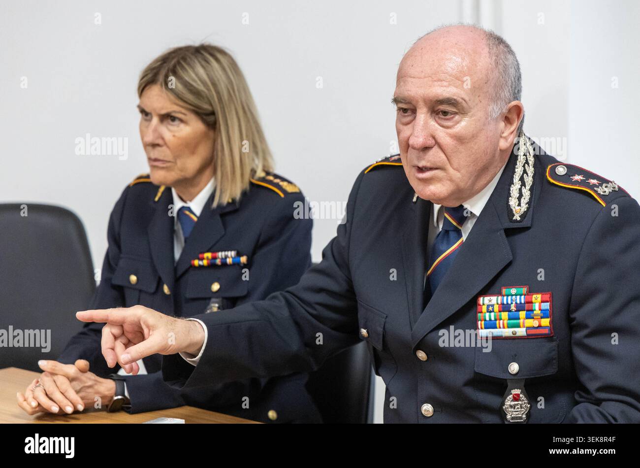 La Vicecomandante Donatella Scafati, il General Mario de Sclavis, comandante generale della Polizia Locale di Roma Capitale in occasione delle dichiarazioni alla stampa sull'incidente verificatosi durante le prove della parata del 2 Giugno. Comando Generale Polizia Locale Roma Capitale A Roma, Lunedì 01Giugno 2026 (Foto Mauro Scrobogna/LaPresse) Stellvertretender Befehlshaber Donatella Scafati, General Mario de Sclavis, General Commander der örtlichen Polizei der Hauptstadt Rom, sprach vor der Presse über den Vorfall, der während der Proben für die Parade am 2. Juni stattfand. Das Oberkommando der römischen Hauptstadt Stockfoto