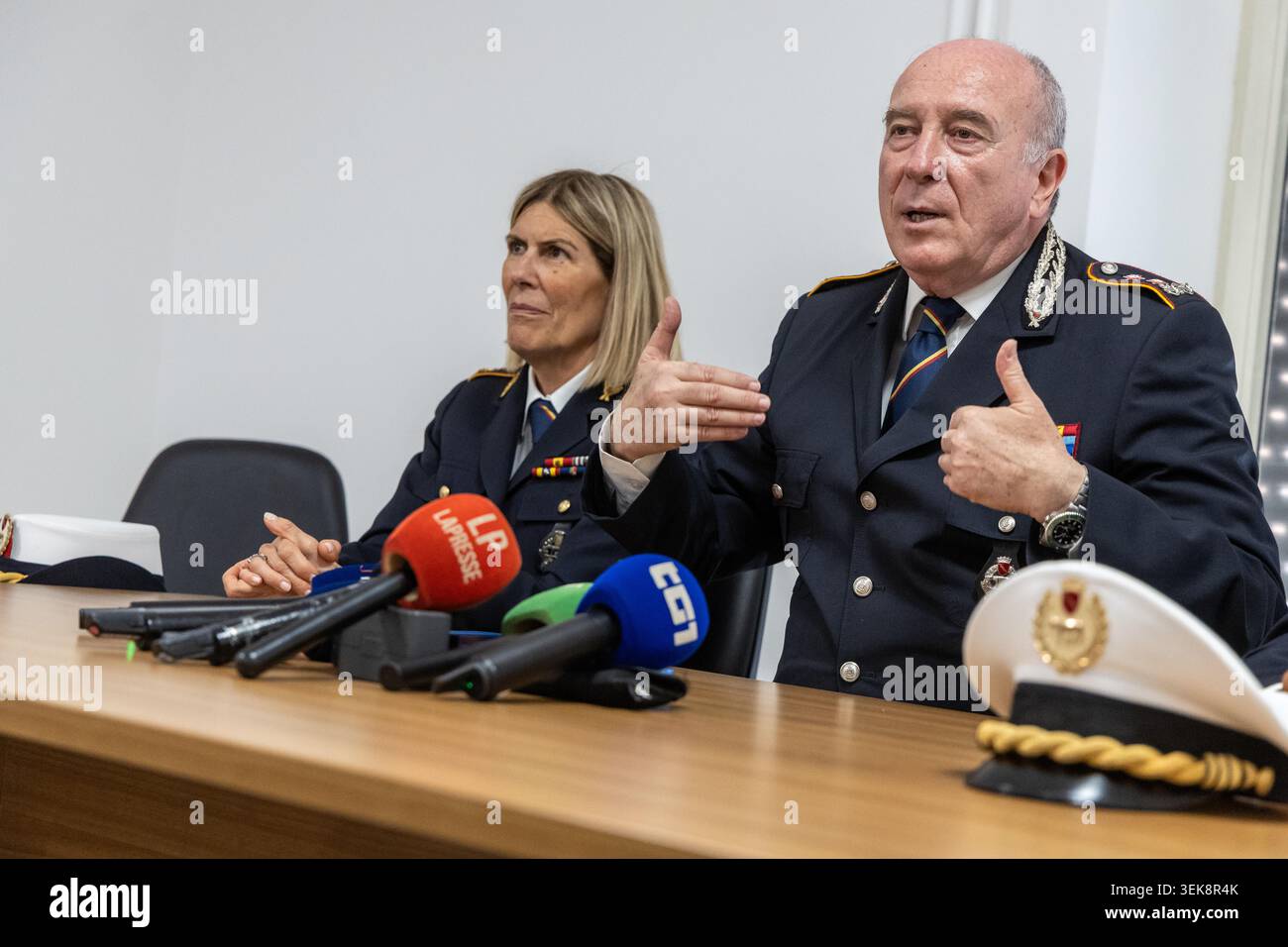 La Vicecomandante Donatella Scafati, il General Mario de Sclavis, comandante generale della Polizia Locale di Roma Capitale in occasione delle dichiarazioni alla stampa sull'incidente verificatosi durante le prove della parata del 2 Giugno. Comando Generale Polizia Locale Roma Capitale A Roma, Lunedì 01Giugno 2026 (Foto Mauro Scrobogna/LaPresse) Stellvertretender Befehlshaber Donatella Scafati, General Mario de Sclavis, General Commander der örtlichen Polizei der Hauptstadt Rom, sprach vor der Presse über den Vorfall, der während der Proben für die Parade am 2. Juni stattfand. Das Oberkommando der römischen Hauptstadt Stockfoto