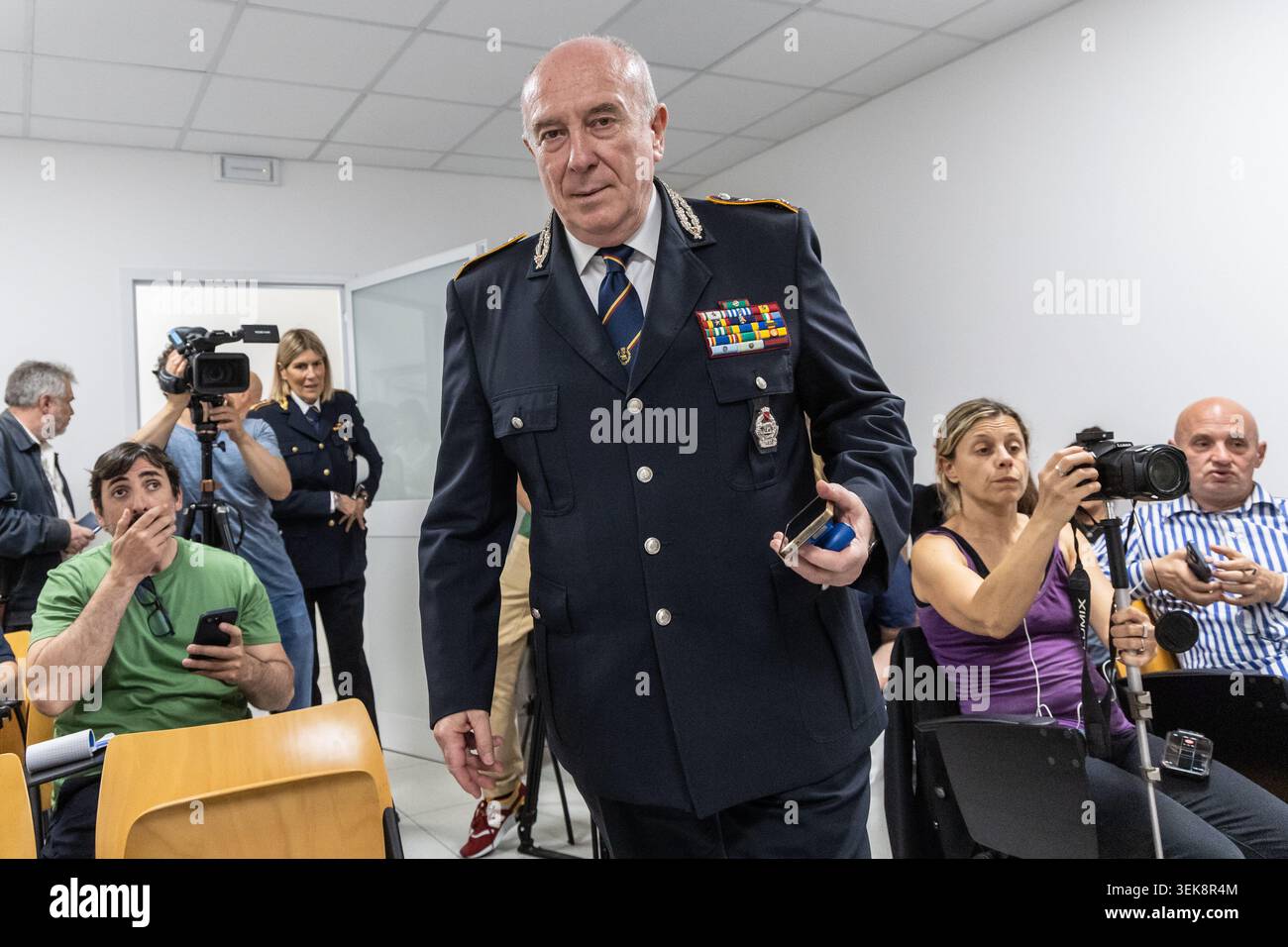 IL General Mario de Sclavis, comandante generale della Polizia Locale di Roma Capitale, in occasione delle dichiarazioni alla stampa sull'incidente verificatosi durante le prove della parata del 2 Giugno. Comando Generale Polizia Locale Roma Capitale a Roma, Lunedì 01Giugno 2026 (Foto Mauro Scrobogna/LaPresse) General Mario de Sclavis, Kommandeur der örtlichen Polizei der Hauptstadt Rom, spricht vor der Presse über den Vorfall, der während der Proben für die Parade am 2. Juni stattfand. Generalkommando der örtlichen Polizei der Hauptstadt Rom, Montag, 01. Juni 2026. (Foto: Mauro Scrobogna/LaPresse Stockfoto