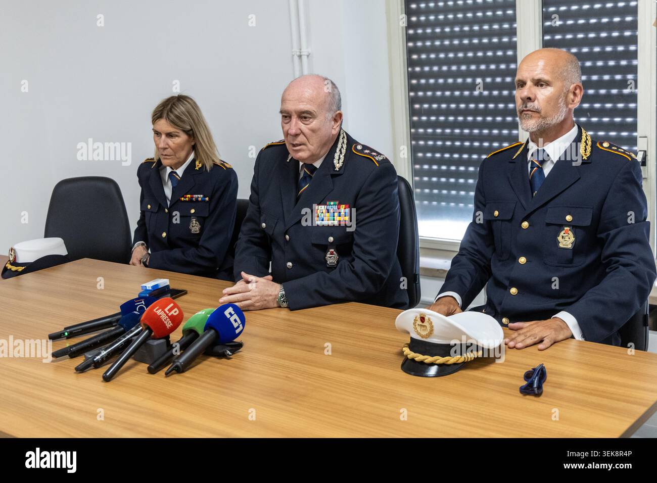 La Vicecomandante Donatella Scafati, il General Mario de Sclavis, comandante generale della Polizia Locale di Roma Capitale, Marco Alia, Dirigente i gruppo Prati, in occasione delle dichiarazioni alla stampa sull'incidente verificatosi durante le prove della parata del 2 Giugno. Comando Generale Polizia Locale Roma Capitale A Roma, Lunedì 01Giugno 2026 (Foto Mauro Scrobogna/LaPresse) Stellvertretender Befehlshaber Donatella Scafati, General Mario de Sclavis, General Commander der örtlichen Polizei der Hauptstadt Rom, Marco Alia, Leiter der 1. Prati-Gruppe, spricht vor der Presse über den Vorfall Stockfoto