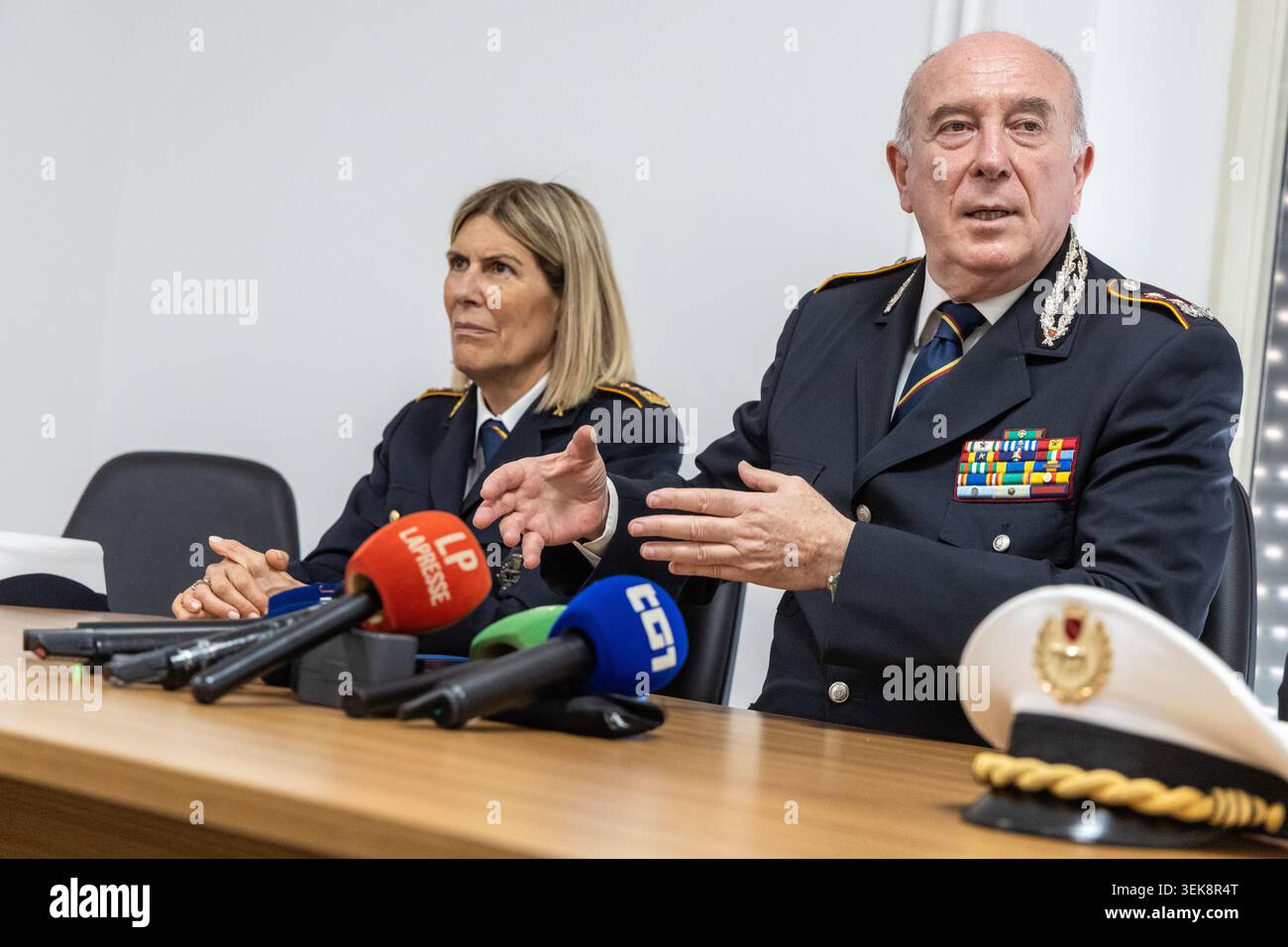 La Vicecomandante Donatella Scafati, il General Mario de Sclavis, comandante generale della Polizia Locale di Roma Capitale in occasione delle dichiarazioni alla stampa sull'incidente verificatosi durante le prove della parata del 2 Giugno. Comando Generale Polizia Locale Roma Capitale A Roma, Lunedì 01Giugno 2026 (Foto Mauro Scrobogna/LaPresse) Stellvertretender Befehlshaber Donatella Scafati, General Mario de Sclavis, General Commander der örtlichen Polizei der Hauptstadt Rom, sprach vor der Presse über den Vorfall, der während der Proben für die Parade am 2. Juni stattfand. Das Oberkommando der römischen Hauptstadt Stockfoto