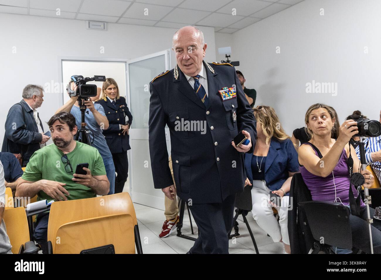 IL General Mario de Sclavis, comandante generale della Polizia Locale di Roma Capitale, in occasione delle dichiarazioni alla stampa sull'incidente verificatosi durante le prove della parata del 2 Giugno. Comando Generale Polizia Locale Roma Capitale a Roma, Lunedì 01Giugno 2026 (Foto Mauro Scrobogna/LaPresse) General Mario de Sclavis, Kommandeur der örtlichen Polizei der Hauptstadt Rom, spricht vor der Presse über den Vorfall, der während der Proben für die Parade am 2. Juni stattfand. Generalkommando der örtlichen Polizei der Hauptstadt Rom, Montag, 01. Juni 2026. (Foto: Mauro Scrobogna/LaPresse Stockfoto