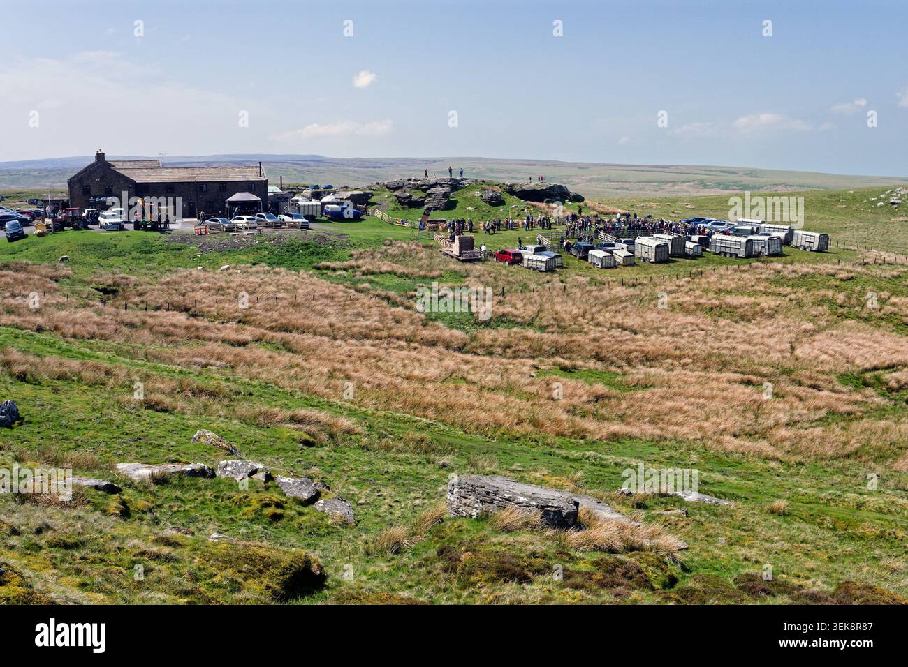 Das Tan Hill Inn, Großbritanniens höchstes Public House (1.732 Fuß (528 m)), veranstaltet am 28. Mai 2026 die 71. Jährliche Tan Hill Open Swaledale Sheep Show. Stockfoto