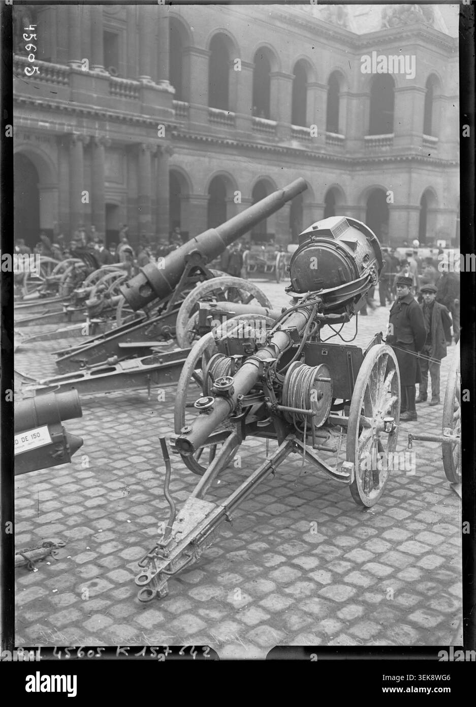 Soldaten und militärische Trophäen werden im Hôtel des Invalides in Paris während der von Agence Rol organisierten Ausstellung vom 10. Oktober 1915 ausgestellt. Stockfoto