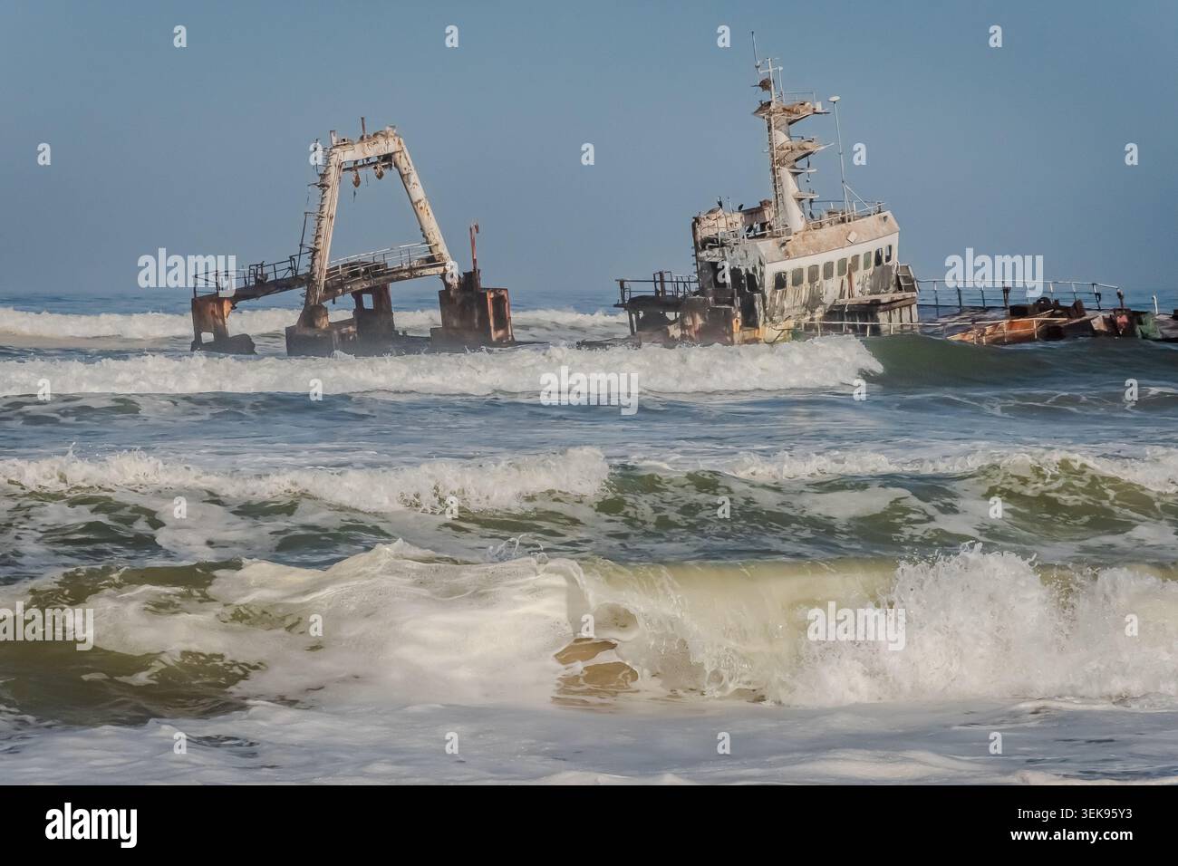 Die Skeleton Coast in Nambia ist übersät mit Schiffen, die im Atlantischen Ozean im Benguelastrom flogen. Stockfoto