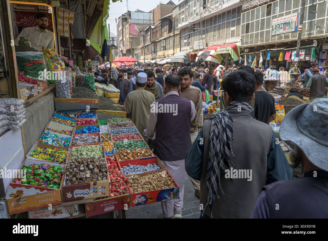 Überfüllte Marktstraße mit Händlern, die eine Vielzahl von Süßigkeiten und getrockneten Waren verkaufen Stockfoto
