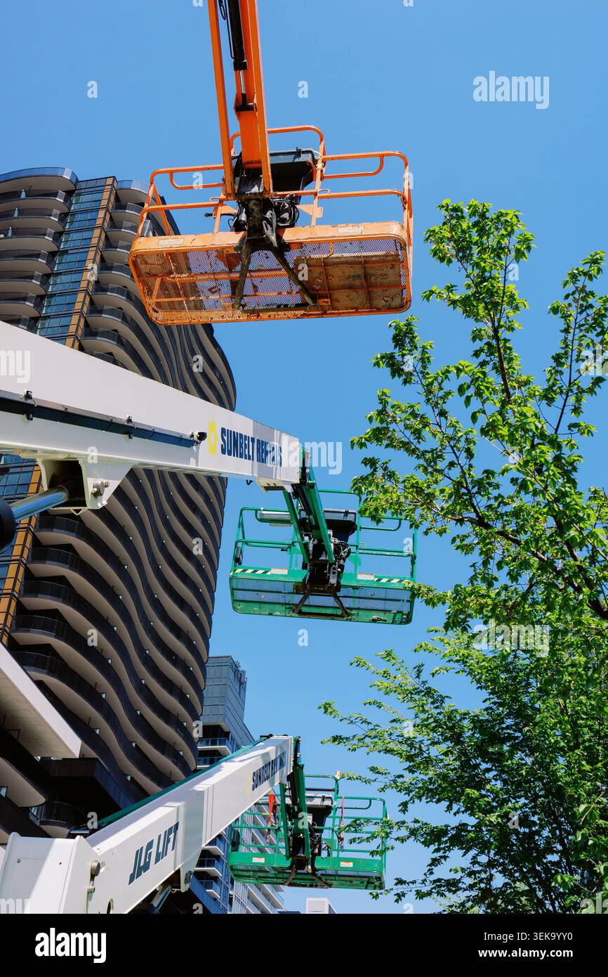 Toronto, Kanada - 17. Mai 2026: Aerial Work Platforms and Modern High Rise Architecture Stockfoto