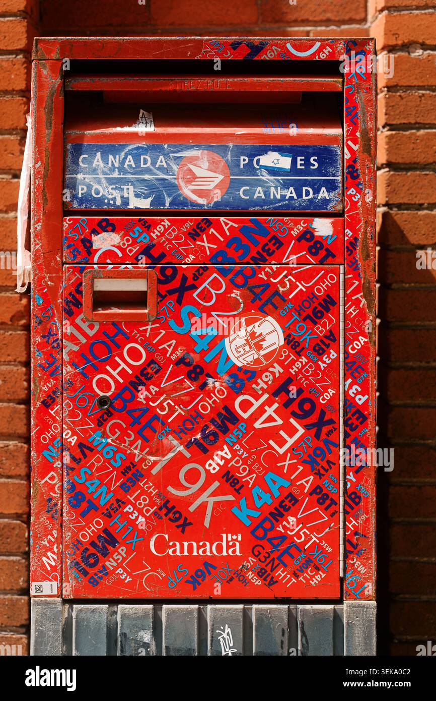 Toronto, Kanada - 26. Mai 2026: Bunte Postbox mit Graffiti und Aufklebern Stockfoto