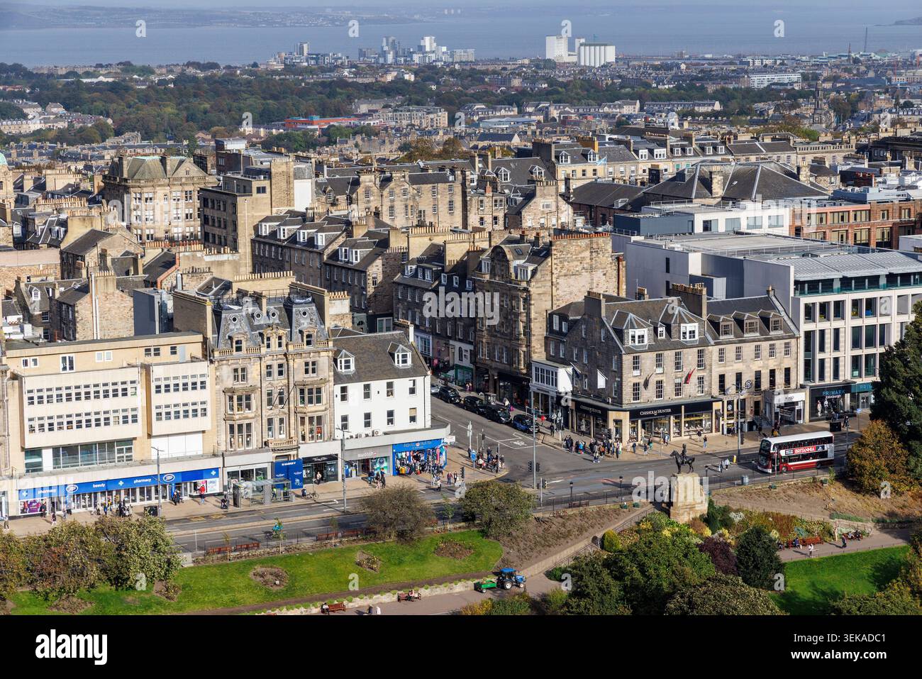 Blick auf die Stadt vom Schloss, Princes Street & Princes Street Gardens, Edinburgh, Schottland Stockfoto