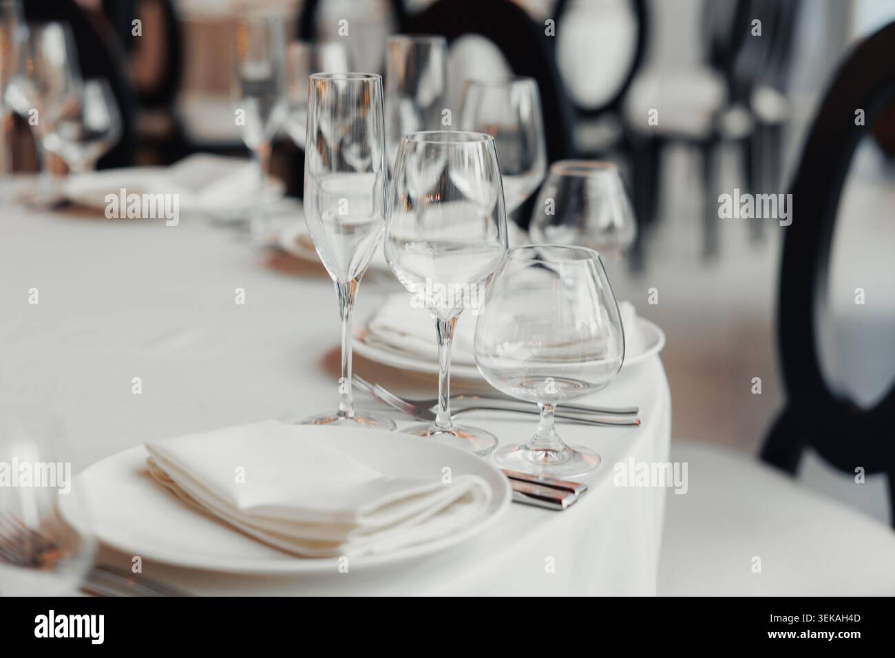 Leeres Tischset mit elegantem Glas Stockfoto