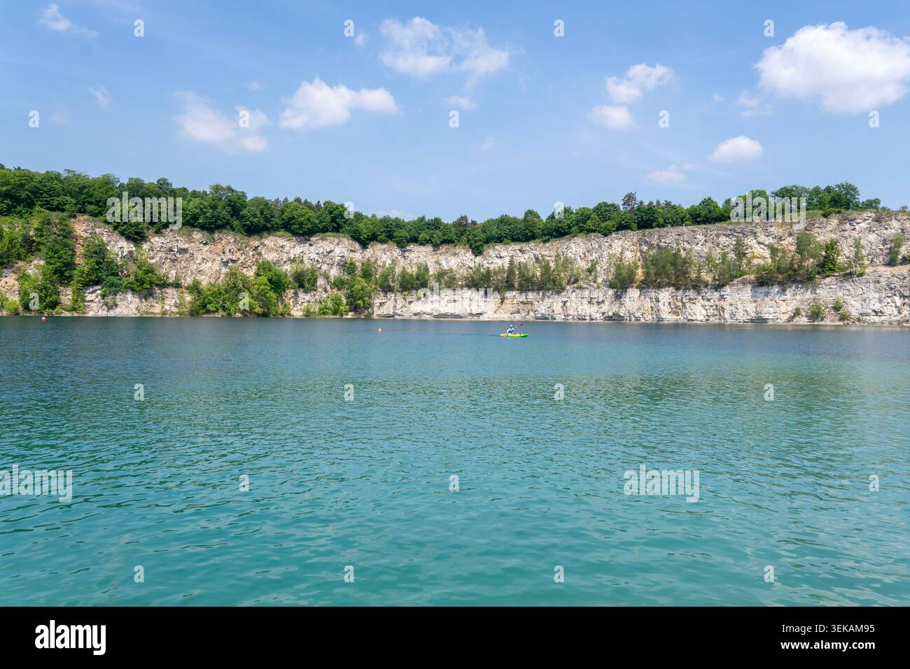 Zakrzowek Steinbruchsee in Krakau mit tiefblauem Wasser und felsigen Klippen, Krakau, Polen Stockfoto