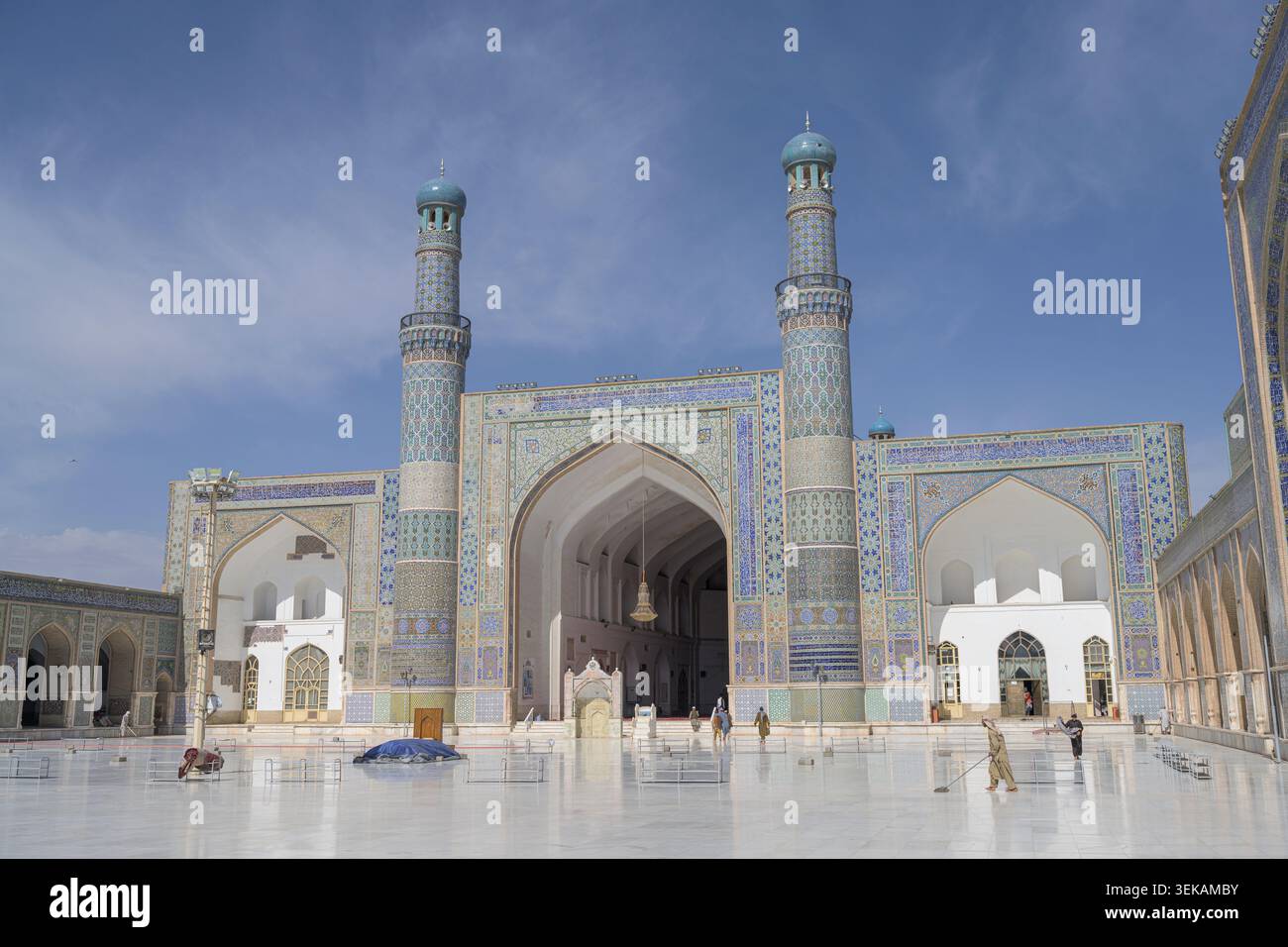 Komplizierte Fliesenarbeiten an der historischen großen Moschee von Herat Fassade. Stockfoto