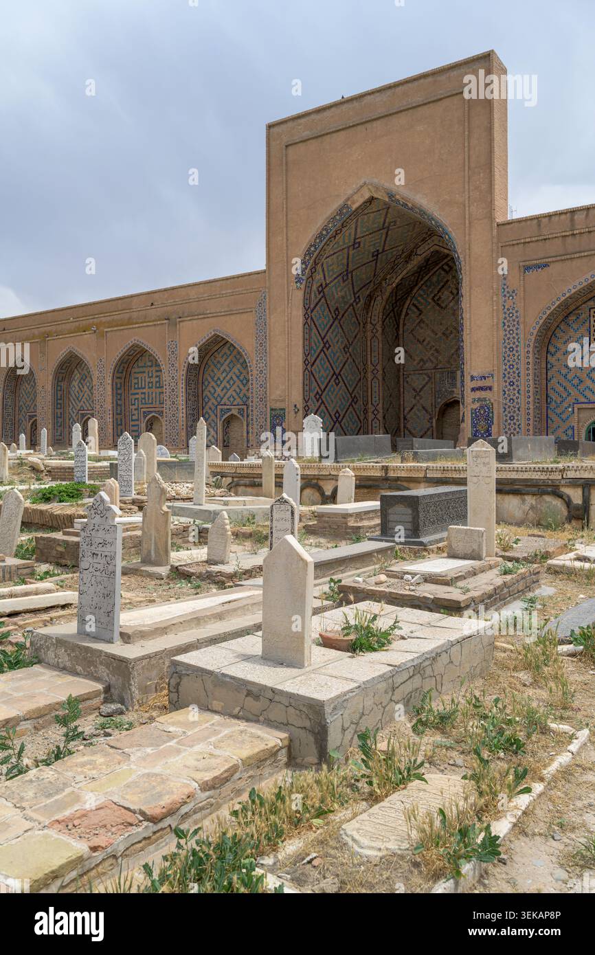 Islamischer Friedhof mit zahlreichen Grabsteinen und einem architektonischen Schrein am Abdullah Ansari Schrein Komplex Stockfoto