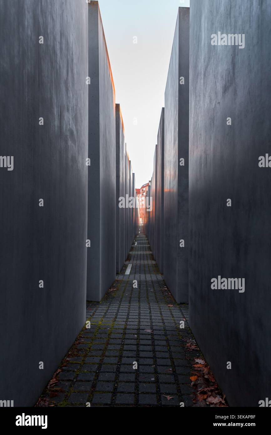 Das Holocaust-Mahnmal ist eine Gedenkstätte in Berlin für die jüdischen Opfer des Holocaust, entworfen vom Architekten Peter Eisenman und Buro Happold. Stockfoto