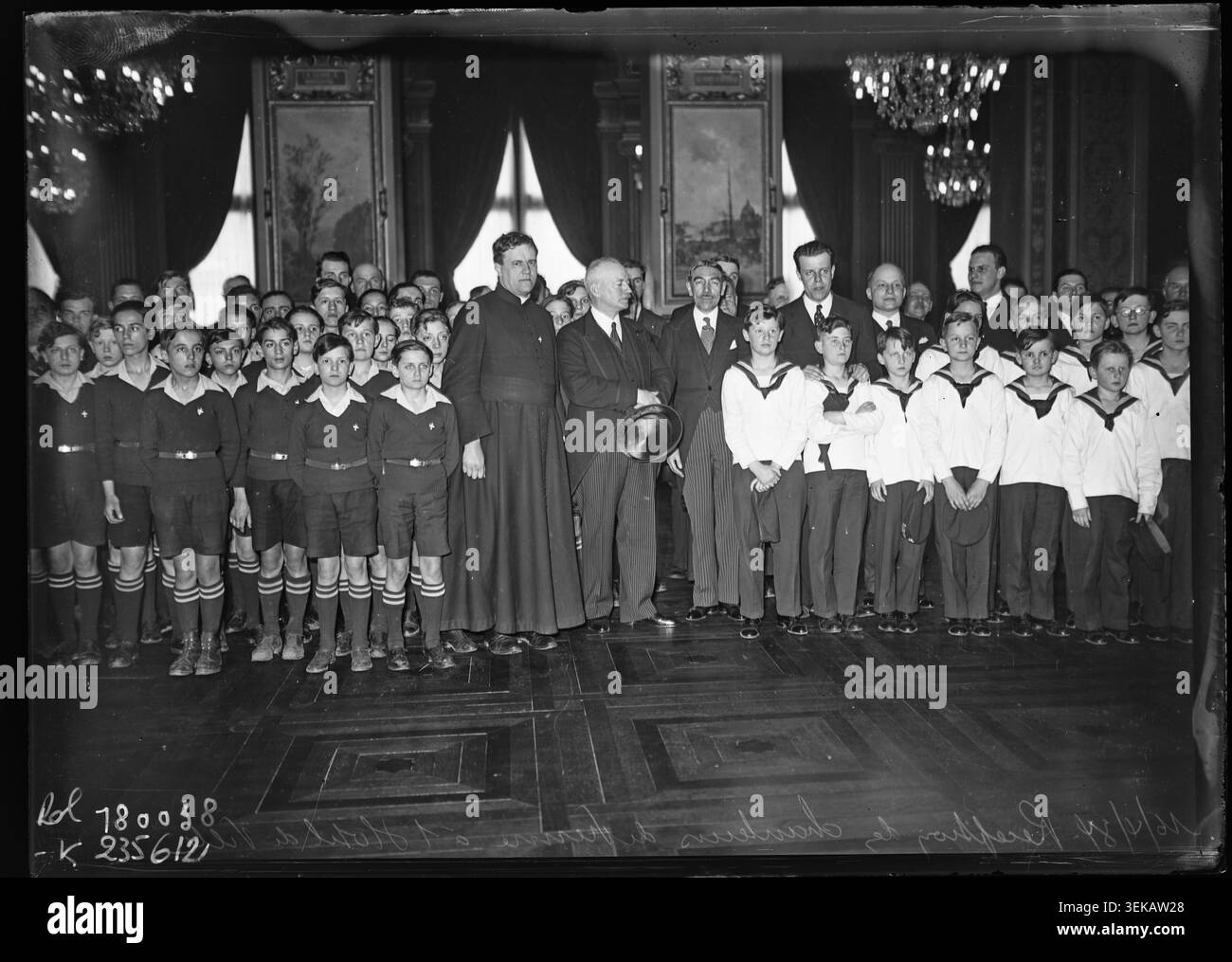 René Fiquet und die kleinen Sänger am Holzkreuz werden am 16. April 1934 im Pariser Rathaus während des Empfangs österreichischer Kinderchöre empfangen, fotografiert von Agence Rol. Stockfoto