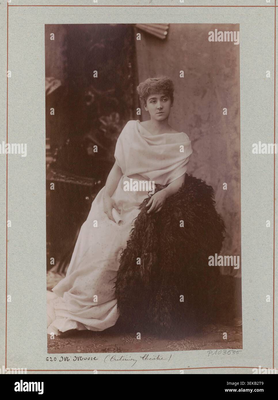Atelier Nadar fotografierte Moore 1888 für ein Theaterporträt, das mit dem Criteria Theatre verbunden war. Die silberne Gelatinefotografie gehört zu einer Reihe von Darstellerporträts, die Ende des 19. Jahrhunderts produziert wurden. Stockfoto