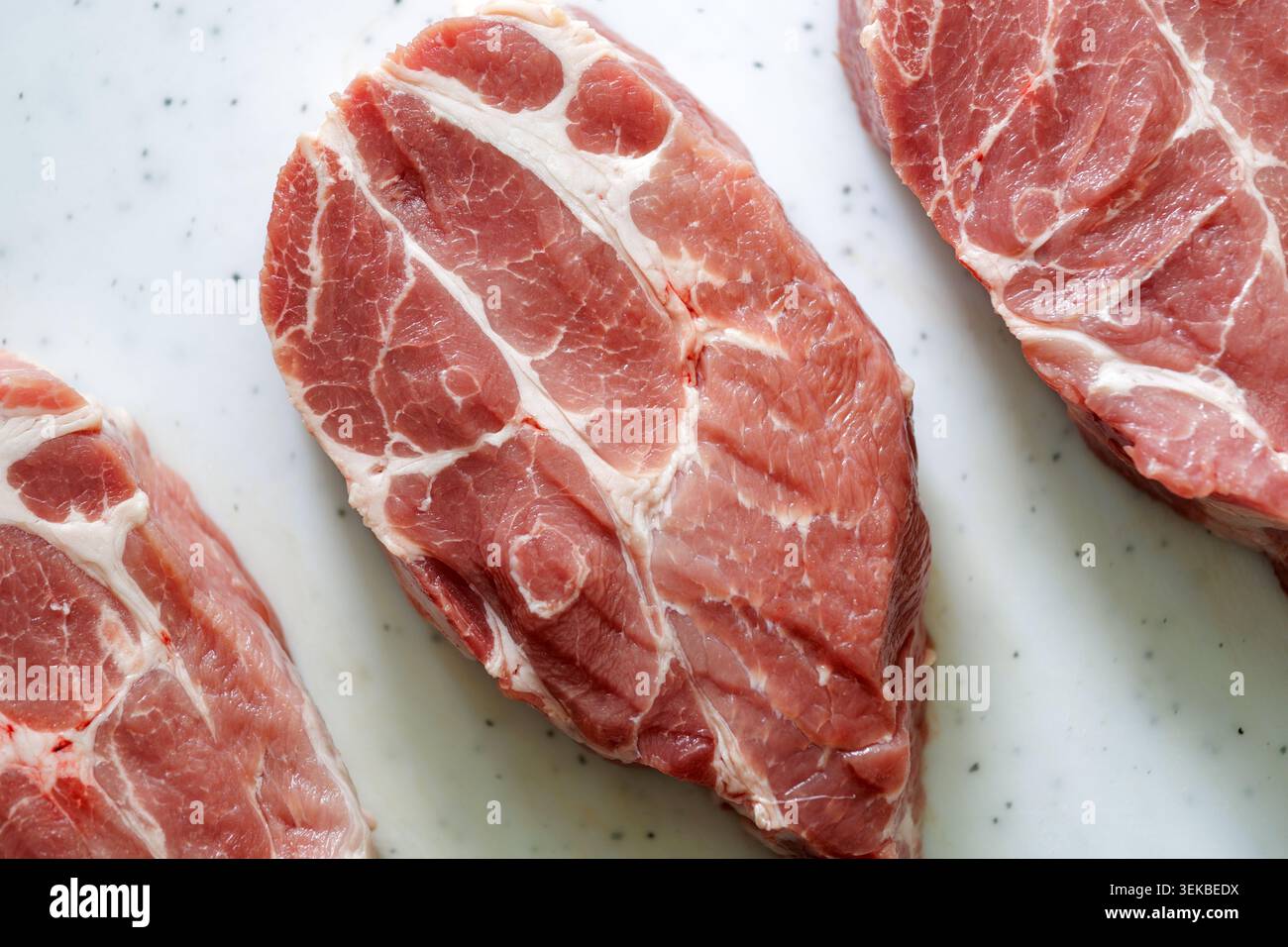Nahaufnahme von rohen Schweinehals-Steaks mit marmorierter Textur Stockfoto