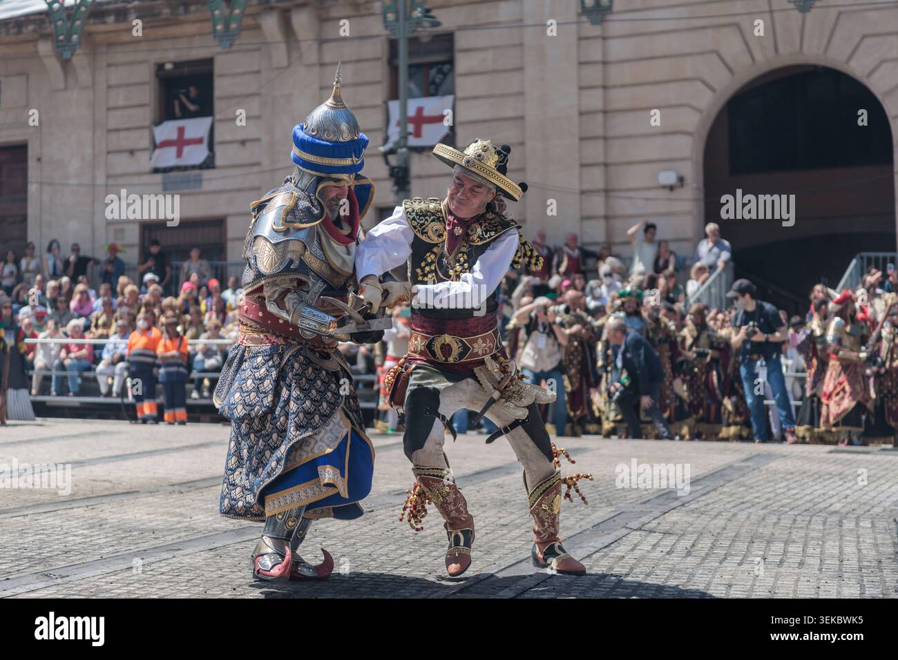 Maurische und christliche Kapitäne kämpfen in einem Schwertduell beim Moors and Christians Festival am 27. April 2026 in Alcoy, Spanien Stockfoto