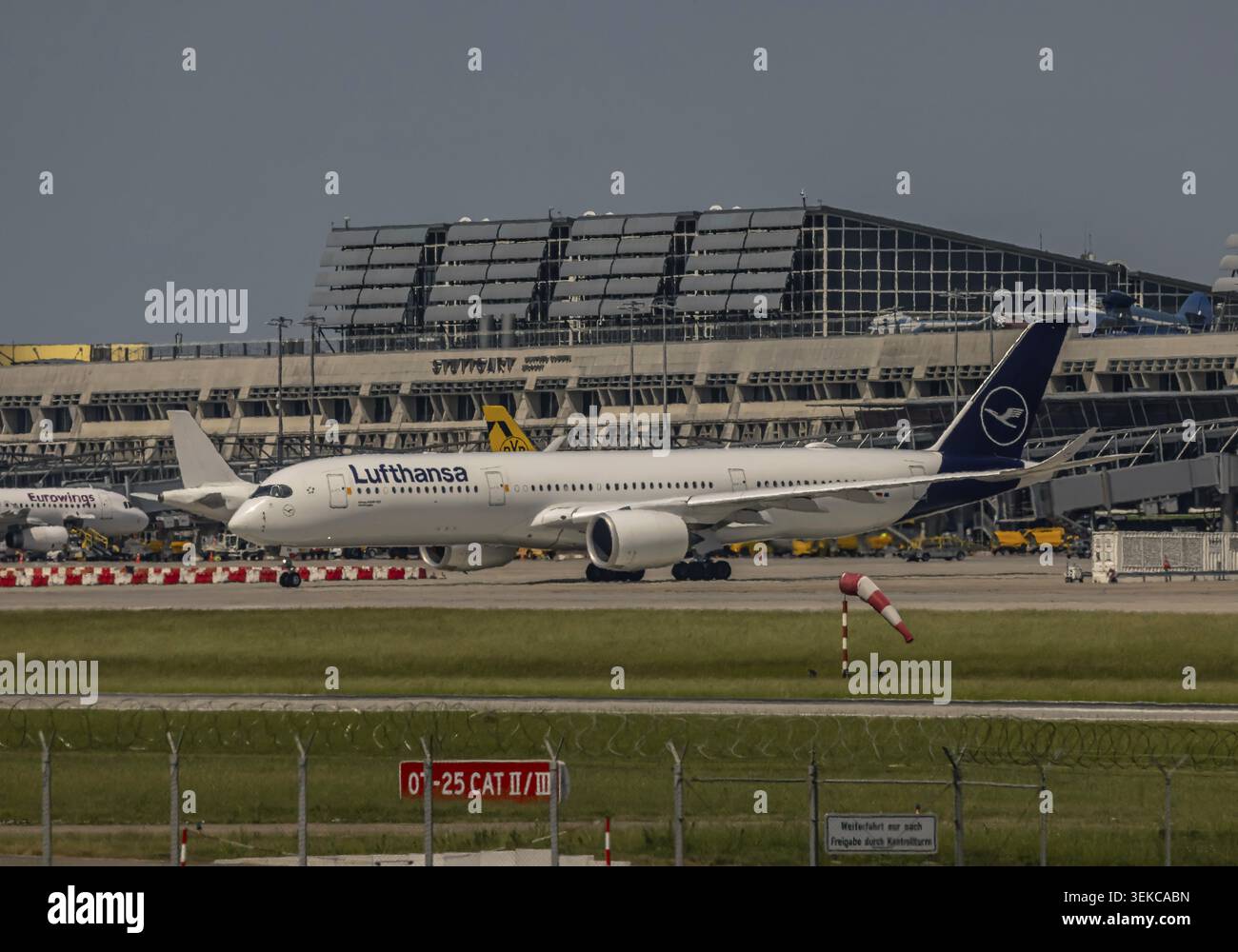 Airbus A350 am Flughafen Stuttgart. Der seltene Gast wurde nach einer Drohnenvisierung am Flughafen München umgeleitet. LUFTFAHRZEUGKENNZEICHEN: D-AIXW, LUFTHANS Stockfoto
