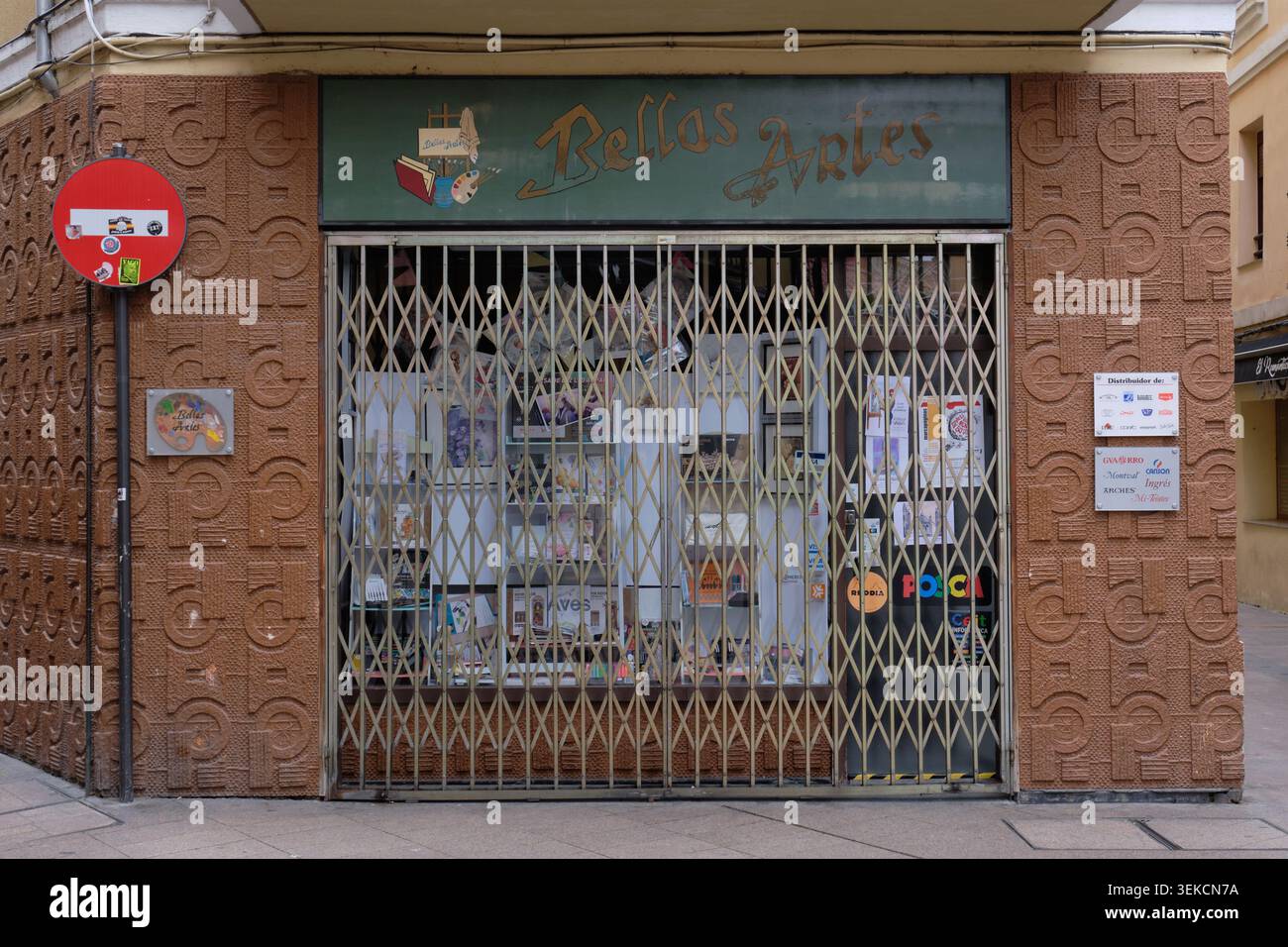 Bellas Artes, ein geschlossenes Geschäft mit Metallschutzgitter im Zentrum von Leon Spanien Stockfoto