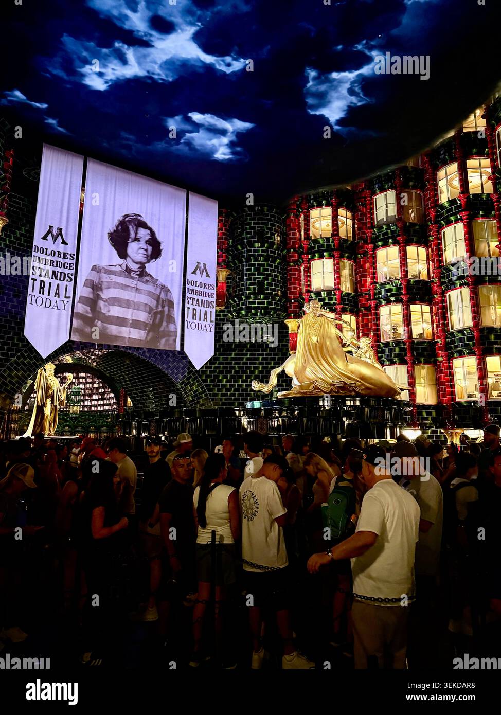 ORLANDO, FL - 1. JUNI 2026: Die große gekachelte Atriumwarteschlange mit Dolores Umbridge Testbanner im Ministerium für Magie im Epic Universe von Universal. Stockfoto