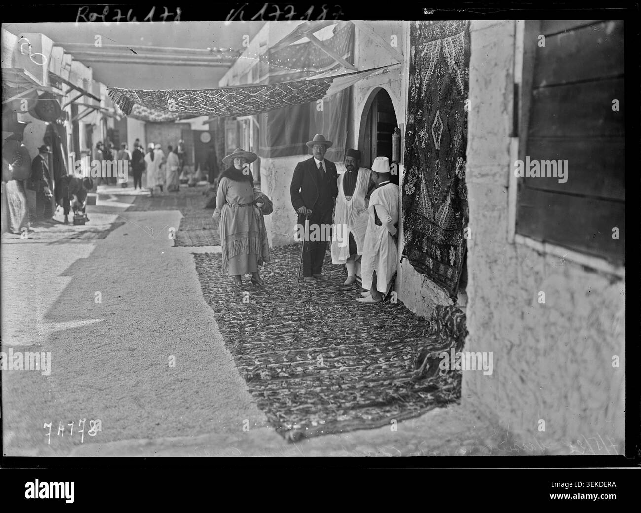 Während der Kolonialausstellung 1922 in Marseille werden temporäre tunesische Dorfstrukturen gezeigt, die auf einem Pressefoto von Agence Rol dokumentiert werden. Stockfoto