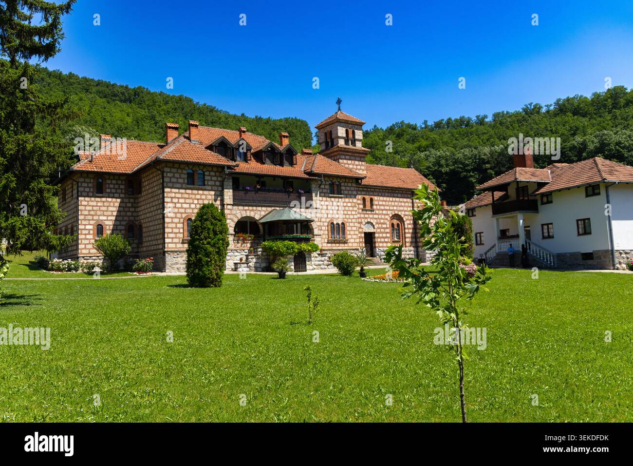Serbien Valjevo 27.05.2026 Historischer Steinklosterkomplex Inmitten Grüner Hügel Stockfoto