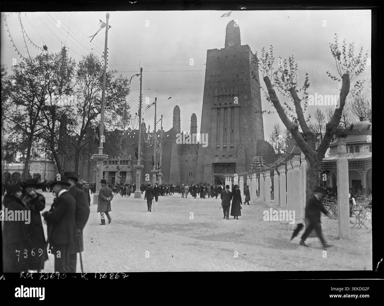 Temporäre Strukturen, die Französisch-Westafrika repräsentieren, sind bei der Eröffnung der Kolonialausstellung 1922 in Marseille präsent. Das Pressefoto von Agence Rol dokumentiert die zeremonielle Anordnung und Ausstellungskonstruktionen. Stockfoto
