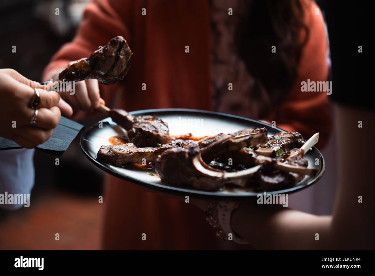 Zarte Lammkoteletts serviert auf einem eleganten Teller für gehobene Küche Stockfoto