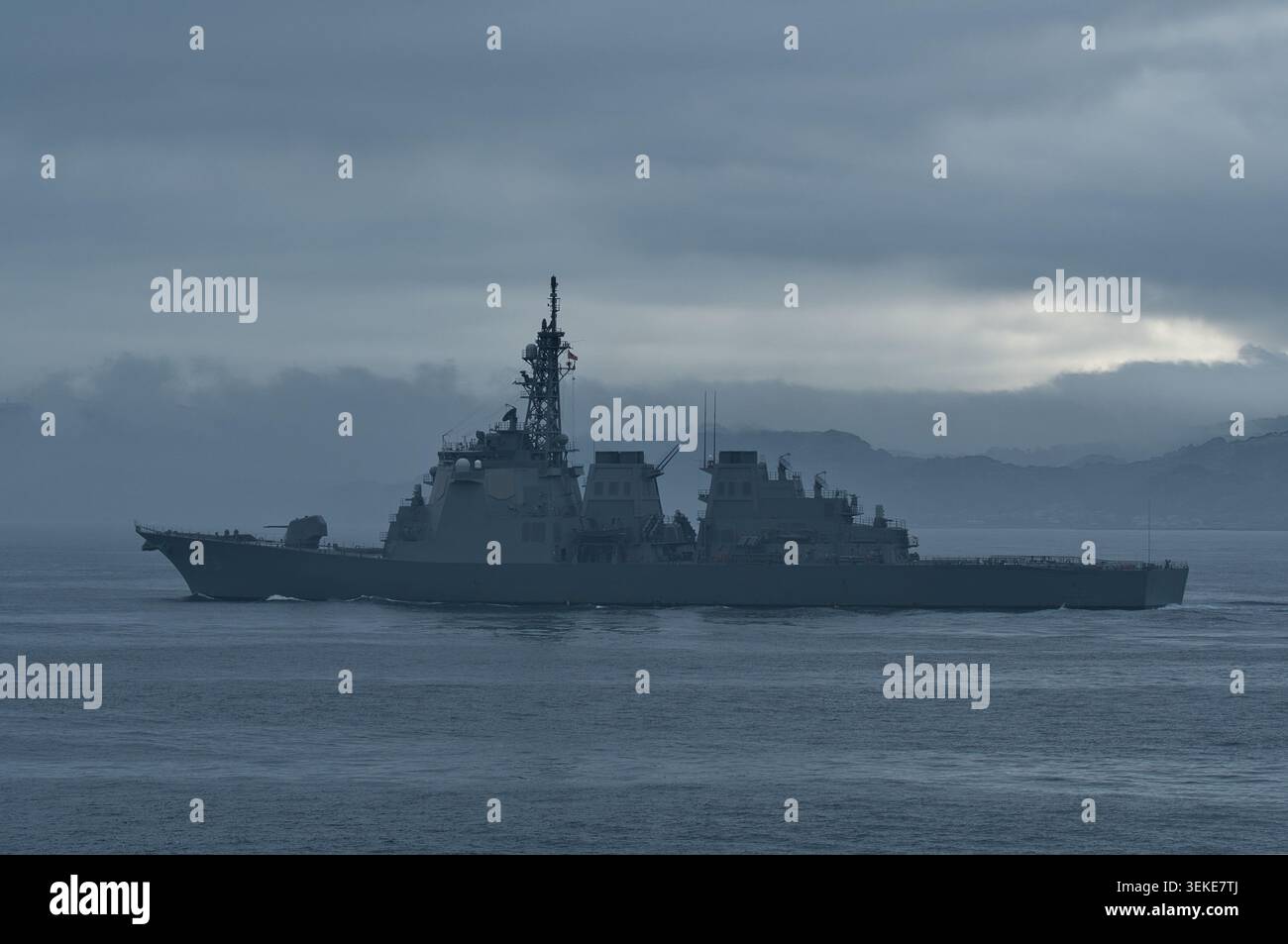 Japan Maritime Self-Defense Force Aegis-Zerstörer der Kongo-Klasse JS Kongo (DDG-173) ist im Morgengrauen in der Bucht von Tokio unterwegs Stockfoto