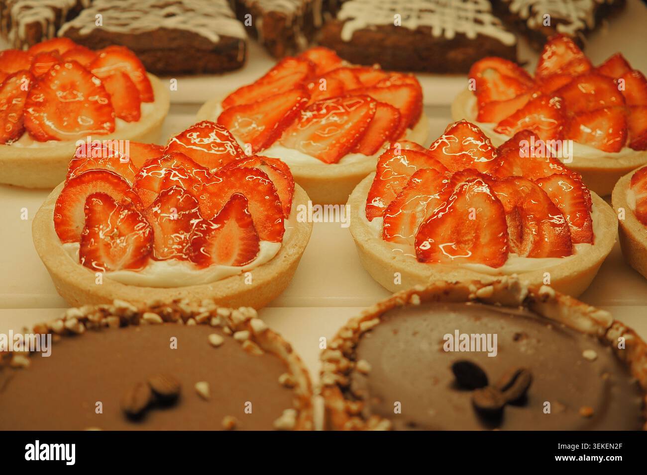 Köstliche Desserts mit frischen Erdbeeren und Schokolade Stockfoto