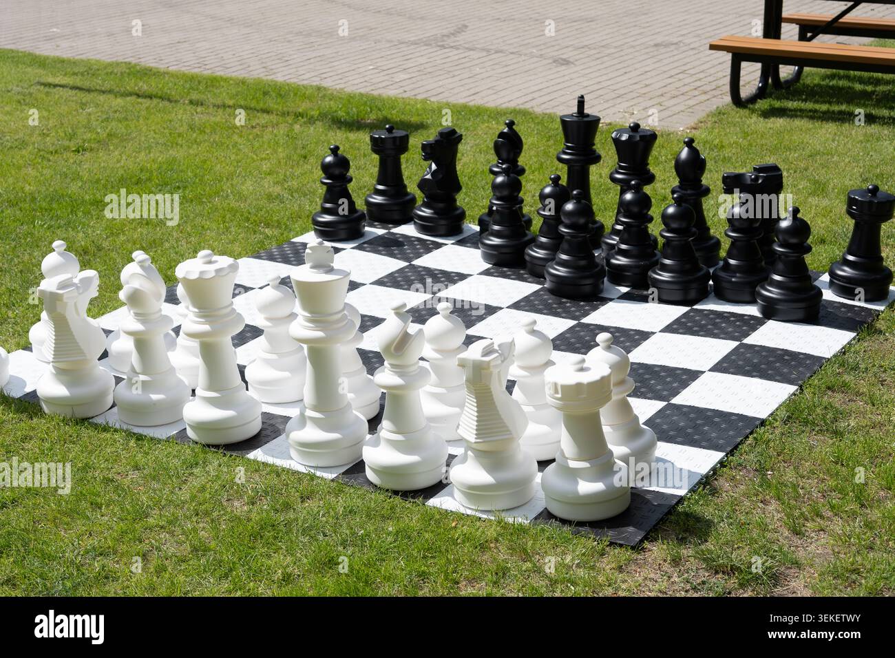 Großes Schach-Set im Freien auf Grasrasen Stockfoto