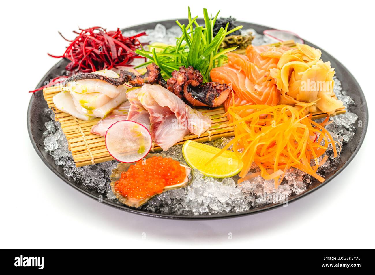 Frische Sashimi-Platte mit Lachs, Tintenfisch, Fischrogen, Gemüse und Eis isoliert auf weißem Hintergrund Stockfoto